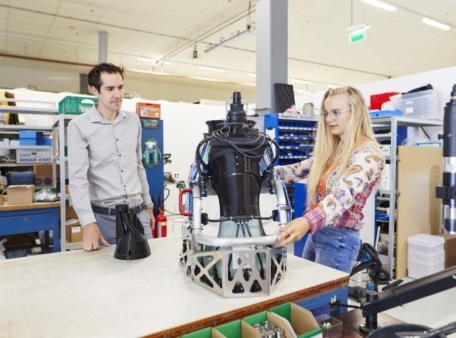 Josefien en man naast robot