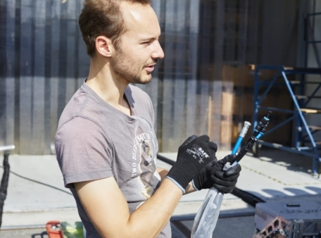 Man met handschoenen