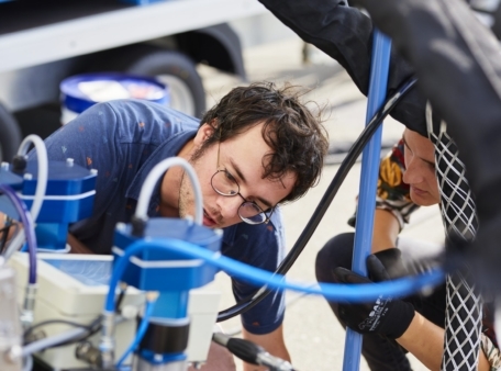 Twee mensen kijken aandachtig naar apparaat