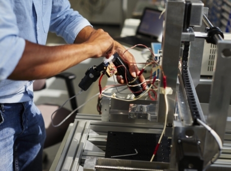 Persoon bezig met draden