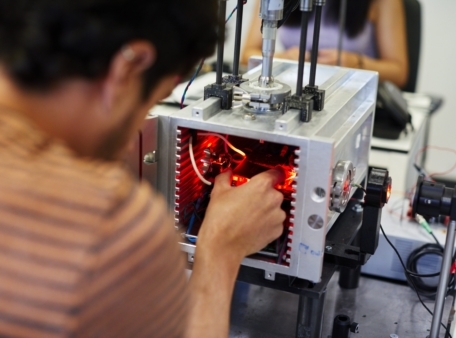 Persoon met hand in robot