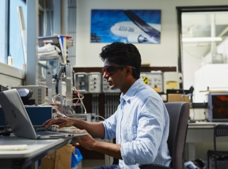 persoon achter laptop