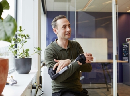 persoon met STIL tremor hand gesloten