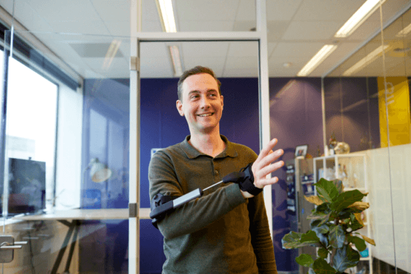 persoon met STIL tremor hand uitgestrekt