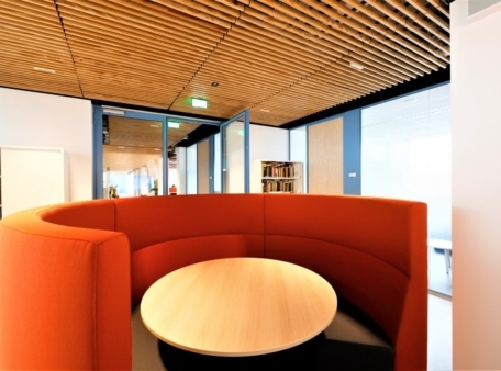 oranje ronde bank met tafel