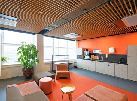 kamer met oranje vloer en muur