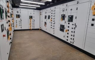 kamer met witte muurkasten