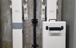 witte verwarmingskast aan muur