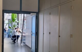 mensen zitten gezien door deur