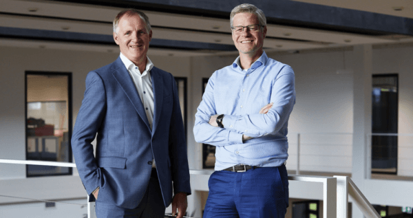 twee mannen kijken naar camera