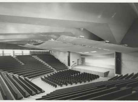 zwartwitfoto grote collegezaal aula