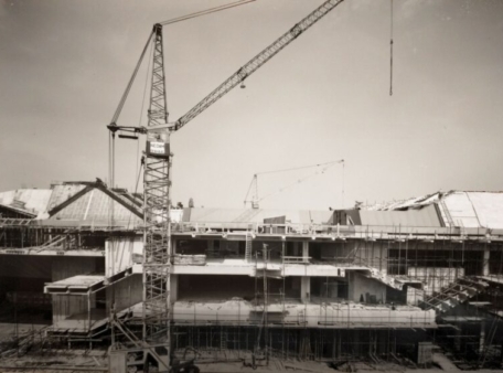 zwartwit foto bouw aula