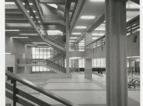 zwartwitfoto binnenkant aula