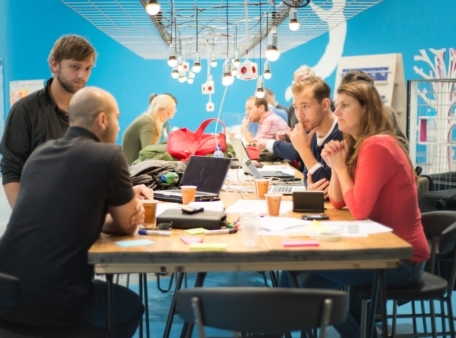 Mensen zitten om hoge tafel