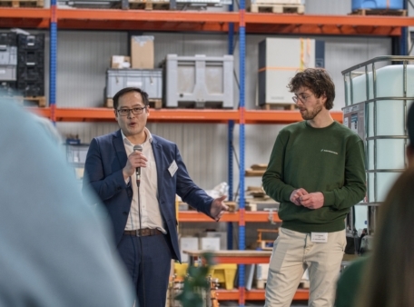 Jiajun Cen met microfoon en Emil Goosen