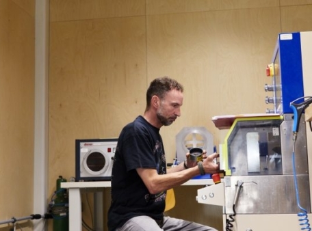 persoon naast appartaten