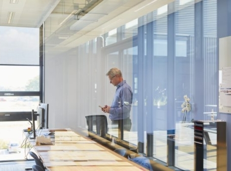 persoon in conferentiezaal