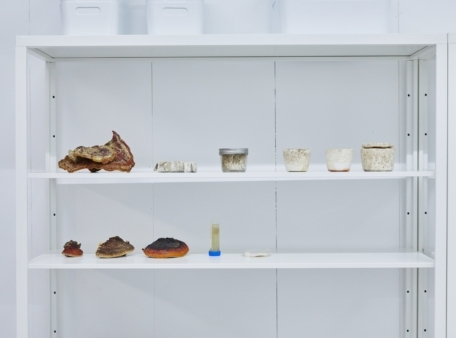 stellagekast met objecten