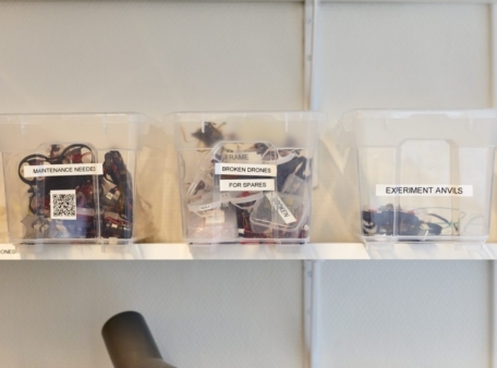 bakken elektronica op plank