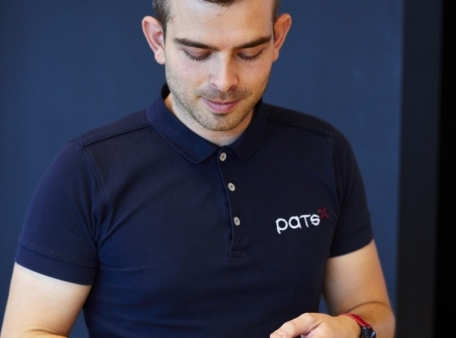 WIllem de kam kijkt naar beneden