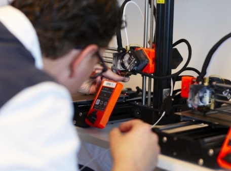 persoon bij 3d printer