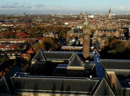 luchtfoto bouwkunde kijkend over centrum Delft