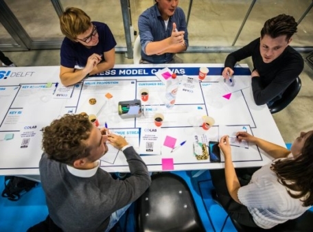 Mensen discussieren rond tafel van boven gezien